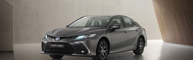 Toyota Camry Hybrid dobija osvežen dizajn i novu multimediju