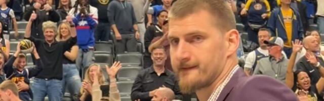 Nikola Jokić u ljubičastom odelu nije igrao, ali potez koji je napravio mališan će pamtiti ceo život