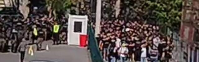 Grobari u korteu došli na 179. večiti derbi, pogledajte kako su navijači Partizana "marširali" pokraj Marakane
