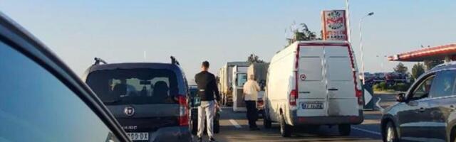 PREVRNUO SE ŠLEPER NA AUTO-PUTU SUBOTICA-NOVI SAD: Blokiran saobraćaj, stvaraju se ogromne kolone (FOTO)