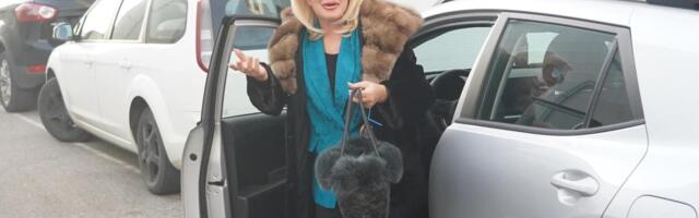 NAŠA POZNATA PEVAČICA DOŽIVELA JEZIVO PONIŽENJE NA VESELJU! Na nju nasrnuo muškarac: Gurnuo me je i oterao kući, trčala sam i plakala...