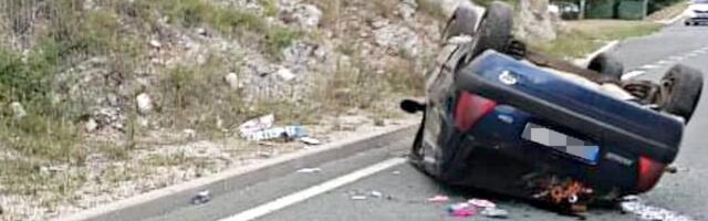 Stvari poispadale iz olupine: Teška nesreća na Zlatiborskom putu, automobil prevnut na krov nasred kolovoza (FOTO)