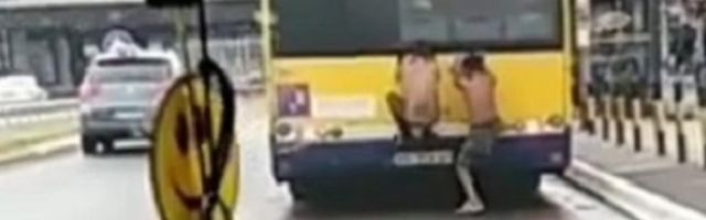 Dečaci se zakačili za zadnji deo autobusa, pa se tako vozili kroz Beograd! (VIDEO)