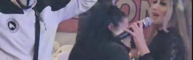 JEDNA PEVA, DRUGA OTVARA USTA, A TREĆEM NOGU DRŽI U KRILU! Šok snimak dve PEVALJKE sa vašara, mreže eksplodirale