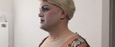 NIJE ČLANICA "HAREM GIRLS", VEĆ PULEN SAŠE POPOVIĆA! Pobednik Zvezda Granda u šljokičavoj haljini i sa teškom šminkom - nikad ga ne bi prepoznali (FOTO)