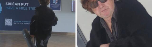 PAPARACO Goran Bregović u bundi na aerodromu, "hasa" i ne mari ko ga gleda! Napustio Srbiju 5 dana pred doček