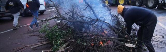 Poljoprivrednici traktorima blokirali Ajfelov toranj i Trijumfalnu kapiju (VIDEO)