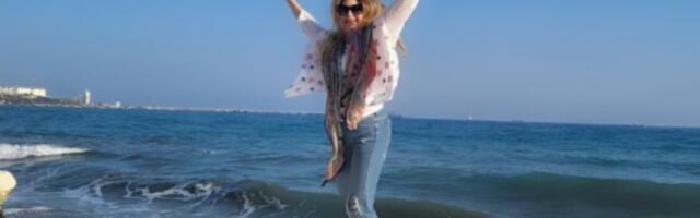 "NIJE MAGIJA!" Našoj glumici (73) stižu čestitke iz sata u sat, POČASTILA PRATIOCE nizom fotografija u bikiniju! (FOTO)