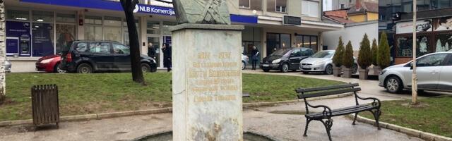 Pogrešan datum rođenja i smrti ili namerna simbolika na spomen-bisti vojvode Koste Vojinovića u Prokuplju