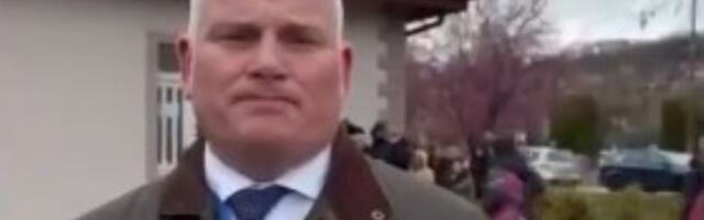 Amerikanac posmatra glasanje u Sevojnu: "Ljudi sa crvenim značkama se okupljaju i pokušavaju da vas zastraše" (VIDEO)