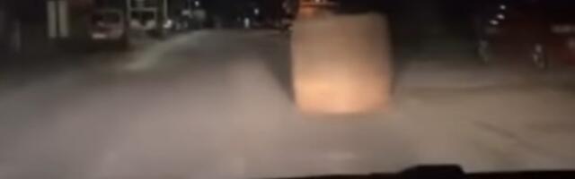Snimak iz Valjeva koji je zapalio mreže: Ogroman misteriozni objekat na putu usred noći - građani zbunjeni (VIDEO)