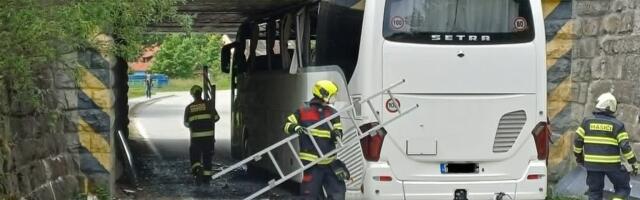 Češka: Autobus se zaglavio pod nadvožnjakom – Šest putnika povređeno