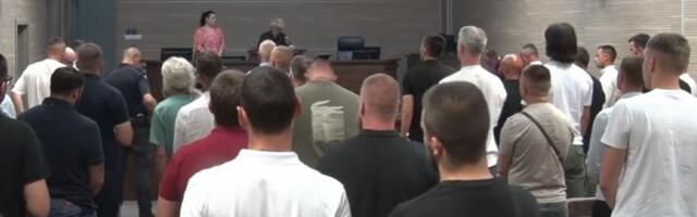 Zbog "Kosovo je Srbija" i tri prsta na Gazimestanu kažnjeni sa po 700 evra: Srbima bez kosovskih dokumenata sledi i deportacija!