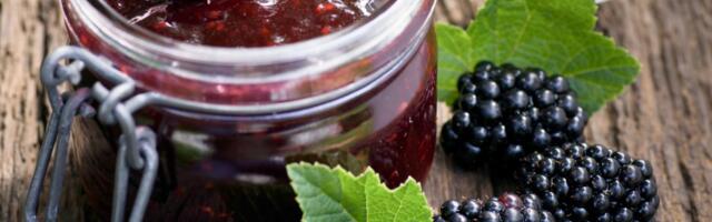 Domaće slatko od kupina koje uspeva iz prvog pokušaja: Plodovi ostaju celi, a sirup je savršene gustine