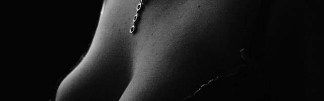 Žene obratite pažnju! AKO IMATE OVO PO GRUDIMA, PRAVAC KOD DOKTORA!