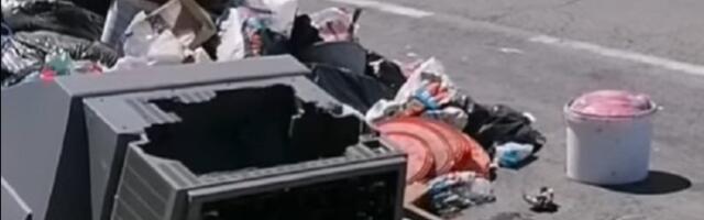 Nikla divlja deponija blizu okretnice, ljudi besni (VIDEO)