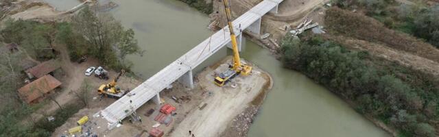 Premošćena Morava na putu Mrčajevci – Mršinci, postavljen poslednji gredni nosač