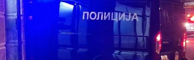 Hapšenje na Novom Beogradu: Iz crnog auta izvedena 2 muškarca i žena, jedan se opirao hapšenju