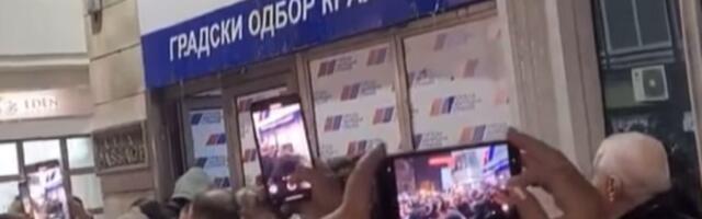 BURNO u Kraljevu: Gradonačelnik izašao, usledila KANONADA JAJIMA (VIDEO)