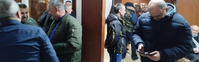 Poljoprivrednici iz Rače proveli noć u zgradi Opštine: „Primaju plate, a ne rade svoj posao“