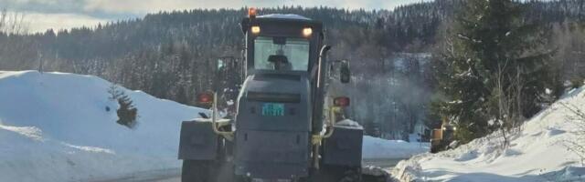 Uklanjaju se ogromne količine snega kako bi saobraćaj funkcionisao: Putari u ovom delu Srbije ne odmaraju (FOTO)