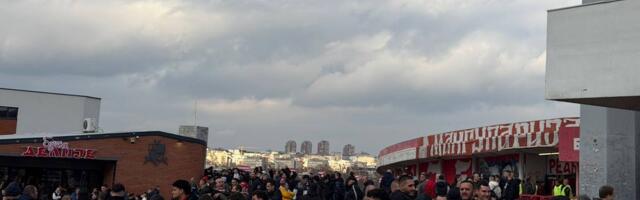 Delije napravile ludnicu kod kafića ispred Marakane, grupica povela pesmu, nastavili svi ispred Severa