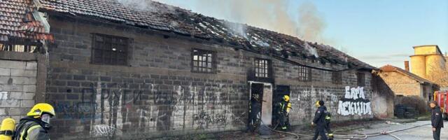 IZBIO POŽAR U KRAGUJEVCU: Vatra progutala napušteni objekat, 12 vatrogasaca sa 4 vozila stiglo na lice mesta (FOTO)