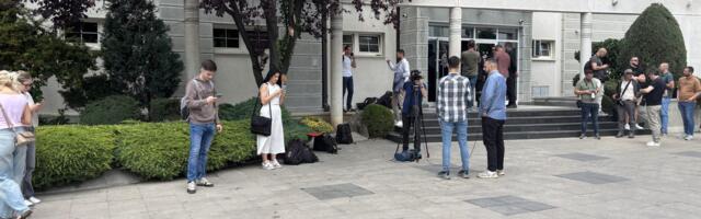 Veliki broj novinara ispred SC “Teleoptik” 