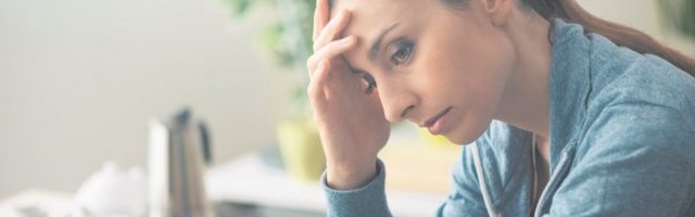 AKO VAM SE UZ GLAVOBOLJU JAVE OVI SIMPTOMI, ODMAH IDITE KOD LEKARA! Neurolog savetuje: Koga često boli glava, ne treba da jede OVE NAMIRNICE