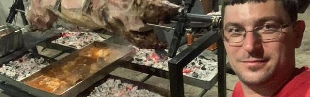 Vlasnik pečenjare iz Mačve sprema "svinjče sa ražnja": Jeftinije od jagnjetine, a slađe od prasetine