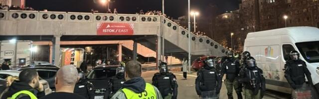 Topovski udari i bakljada ispred Arene! Opsadno stanje zbog dolaska "delija" na derbi (VIDEO)