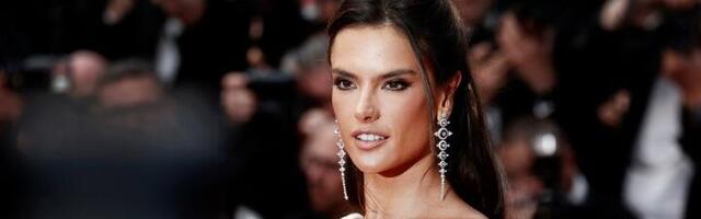 Jedna od najlepših žena sveta POKORILA KAN u smaragdnoj haljini sa dubokim šlicom do kuka (FOTO, VIDEO)