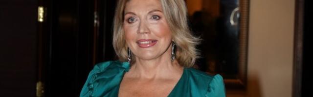 Suzana Mančić pozirala u kupaćem na plaži i niko ne veruje da je u sedmoj deceniji (FOTO)