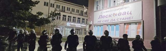 Policija kordonima i maricama čuvala SNS, demonstranti ih ignorisali (foto–video)