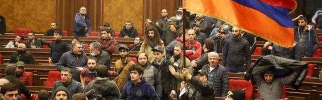 JEREVAN KLJUČA! PAŠINJAN PRETI, ALI BI SPAS MOGAO DA TRAŽI U AMBASADI SAD?! Jermeni se ne mire sa kapitulacijim, za sve krive premijera koga su im nametnuli Ameri!