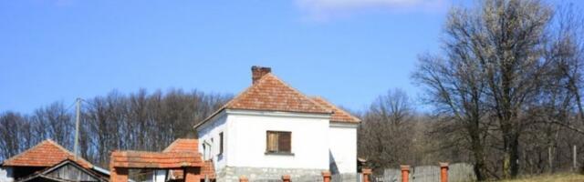 CELO DOMAĆINSTVO ZA 40.000 EVRA! Useljiva kuća, plac od 60 ari  - garaža, pomoćni objekti i još nešto zbog čega će odmah da se proda! (FOTO)