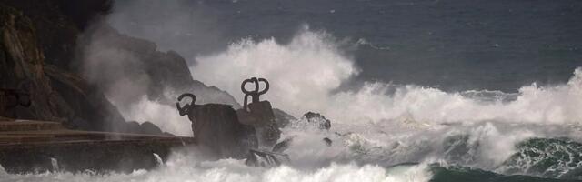 (VIDEO) Oluja Goreti paralisala sever Evrope: Stotine hiljada domaćinstava bez struje, obustavljen saobraćaj, udari vetra i do 213 kilometara na sat