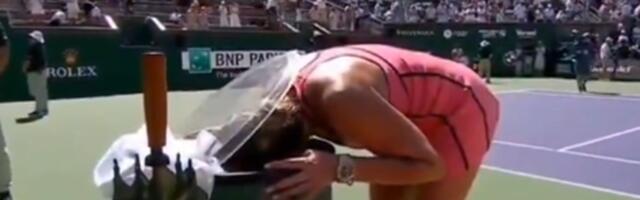 Sabalenka gurnula glavu u kantu za led posle finala: Pogledajte šampionku kako se jedva dozvala svesti
