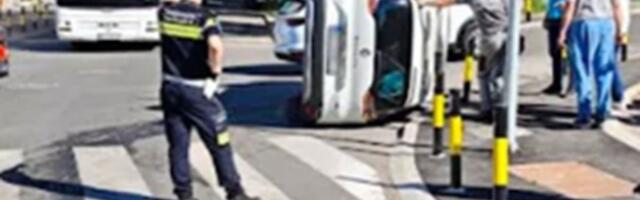 Udes kod Autokomande: Sudarili se "audi" i "reno", jedan prevrnut na bok