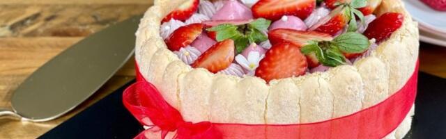 Šarlota torta sa jagodama: Izgledom i ukusom obara sa nogu, a spremna je začas