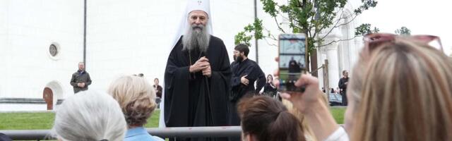 Patrijarh Porfirije obišao vernike koji čekaju u redu ispred Hrama Svetog Save