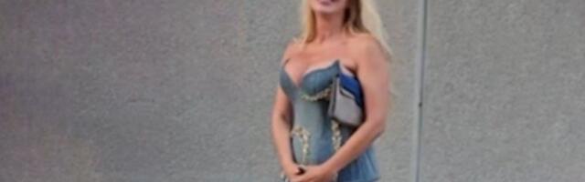 Kratak teksas šorts i korset sa namunjenim grudima! Ljudi ne veruju kako izgleda Vanesa Šokčić u 55. godini