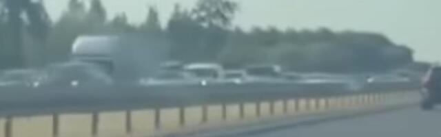 Drama na auto-putu kod Beške: Zapalio se autobus pun putnika! (VIDEO)