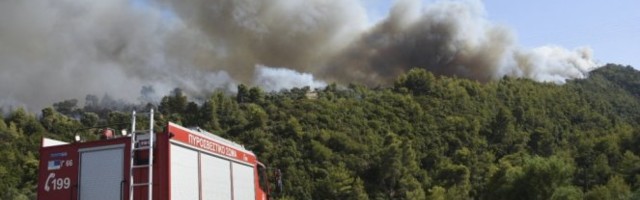 LETOVANJE IZ PAKLA U GRČKOJ! LJudi zarobljeni na plaži, VATRA SVE BLIŽE MORU /FOTO/