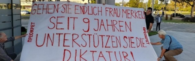 "Odlazite već jednom, gospođo Merkel!" (FOTO)