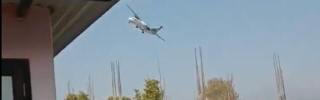 SNIMLJEN TRENUTAK TRAGEDIJE U NEPALU! Avion leteo tik iznad kuča! (VIDEO)