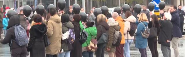 Đaci izašli u dvorište i ćutali 15 minuta, sad im prete KAZNAMA