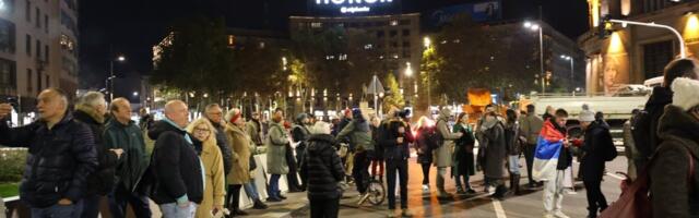 Skup podrške novinarima ili prezentacija blokadera: Opozicija sramno uzurpirala okupljanje ispred Skupštine (FOTO)