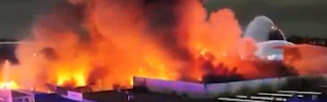 VELIKA EKSPLOZIJA U FABRICI Plamen išao do 150 metara u nebo, urušavaju se zidovi zgrada u blizini