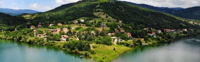 Ne zna se ko ga je izgradio, ali je ovaj srednjevekovni grad igrao značajnu ulogu: Jezero je tek posebna priča